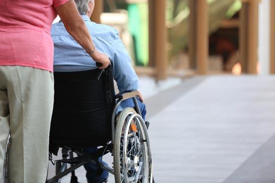 Lee más sobre el artículo ¿Cómo ayudar a una persona con movilidad reducida?