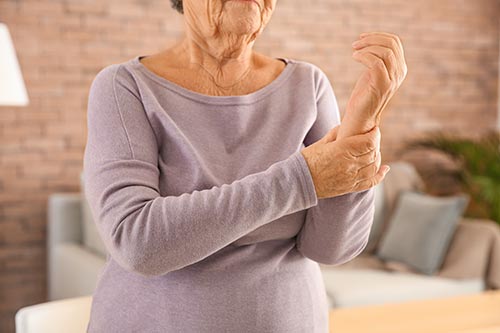 Lee más sobre el artículo Osteoporosis ¿qué es y cómo podemos tratarla?